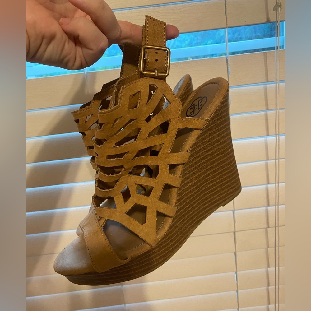 daisy fuentes wedge sandals
